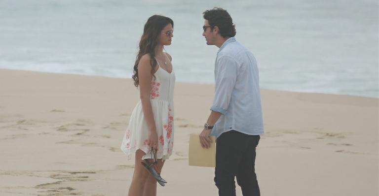 Bruna Marquezine grava com Gabriel Braga Nunes em praia no Rio
