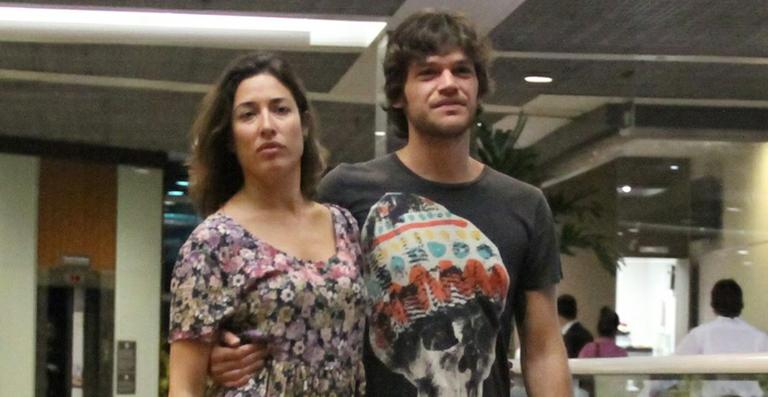 Sem maquiagem, Giselle Itié passeia com o marido, Emilio Dantas