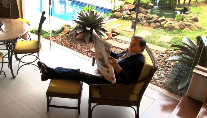 Ronnie Von abre as portas da sua casa em São Paulo