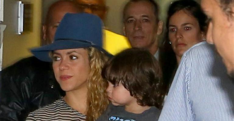 Shakira chega ao Brasil com o pequeno Milan