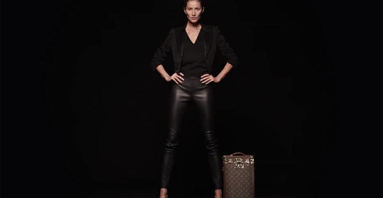 Gisele Bündchen aparece ao lado de mala que carregará taça da Copa