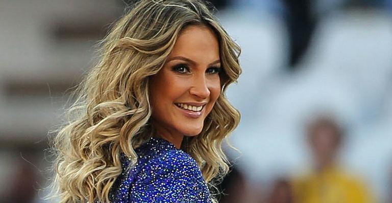 Claudia Leitte mostra foto usando bota ortopédica