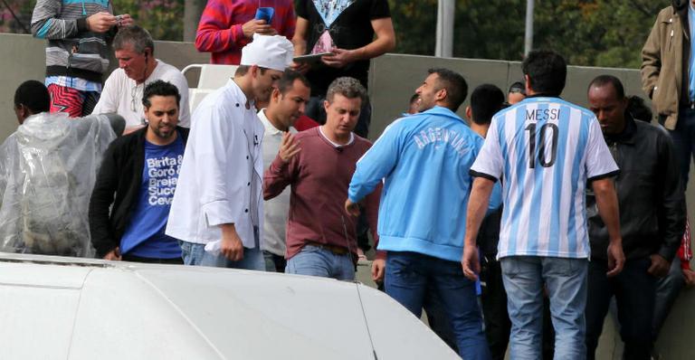 Ashton Kutcher grava em acampamento argentino no Rio