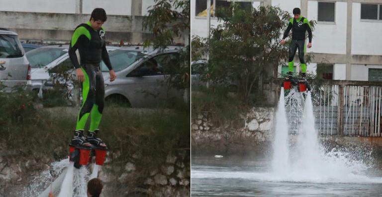 Enzo Celulari se diverte com flyboard no Rio de Janeiro