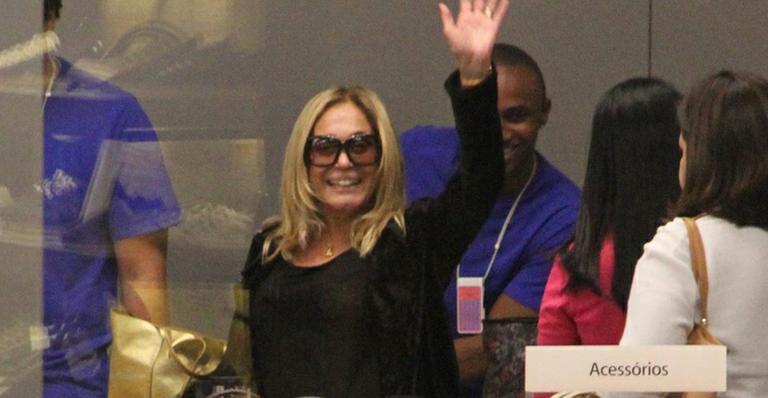 Solteira, Susana Vieira exibe seus sorrisos durante passeio