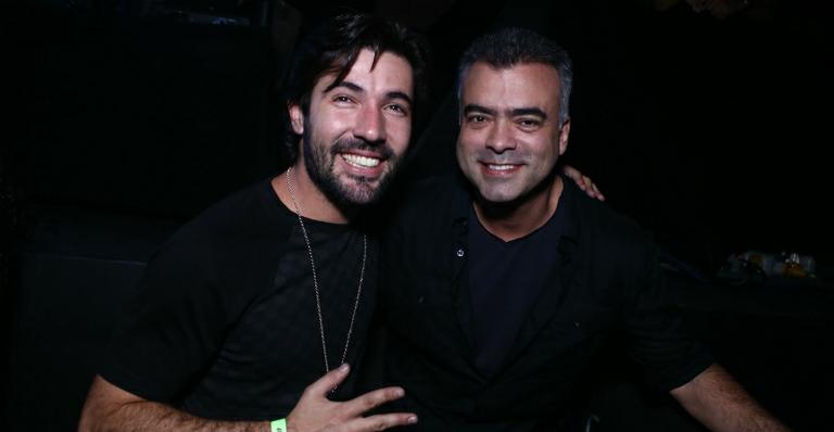 Solteiro novamente, Sandro Pedroso curte festa no Rio de Janeiro