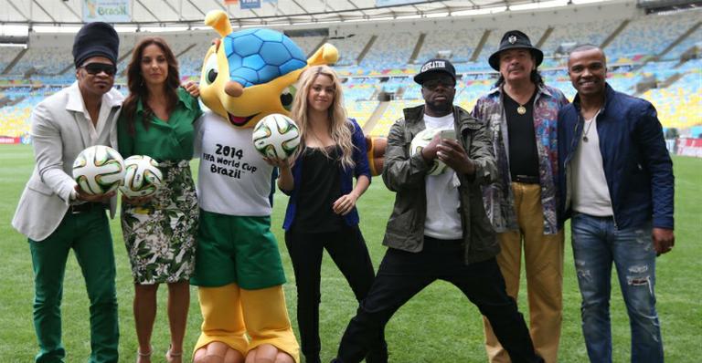 Time de estrelas: Ivete e Shakira posam com Fuleco no Maracanã
