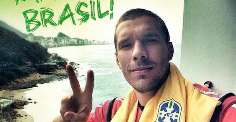 Podolski declara torcida pelo Brasil no jogo contra Holanda: ‘Muita raça’