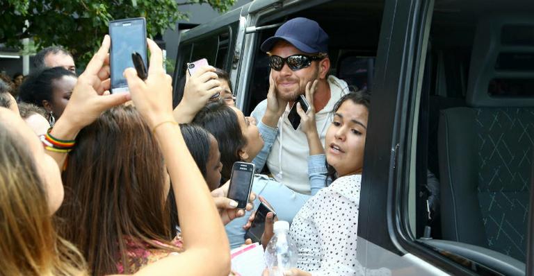 Kellan Lutz, ator de Crepúsculo, é agarrado por fãs no Rio