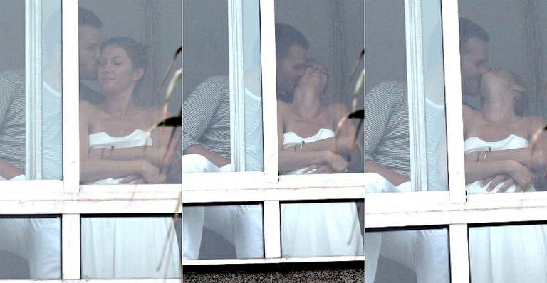 Gisele Bündchen e Tom Brady trocam carinhos na janela de hotel no Rio