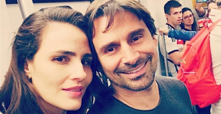 Murilo Rosa e Fernanda Tavares fazem selfie no metrô após final da Copa