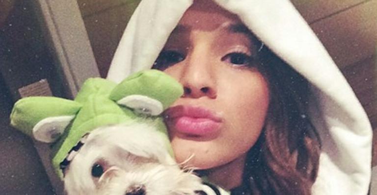Bruna Marquezine faz selfie ao lado de pet fantasiado