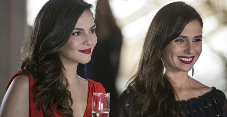 Giovanna Antonelli faz selfie na gravação do casamento de Clara e Marina