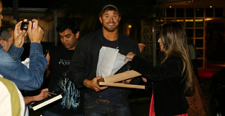 Kellan Lutz se diverte com os fãs na porta de hotel