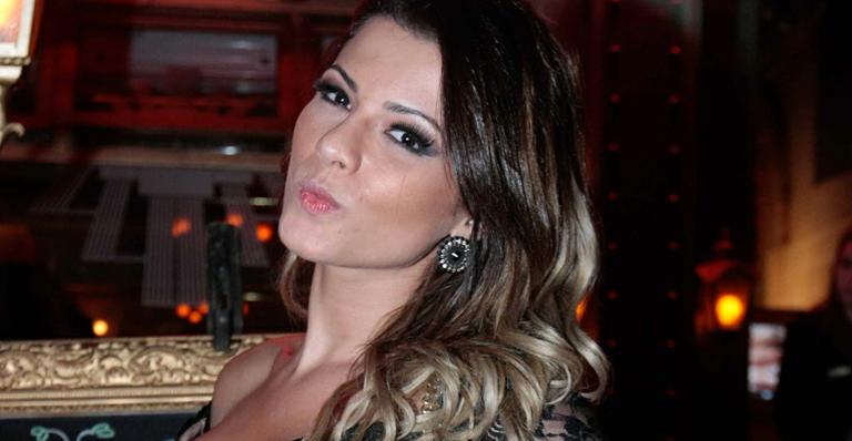 Com look ousado, Babi Rossi janta em restaurante de São Paulo