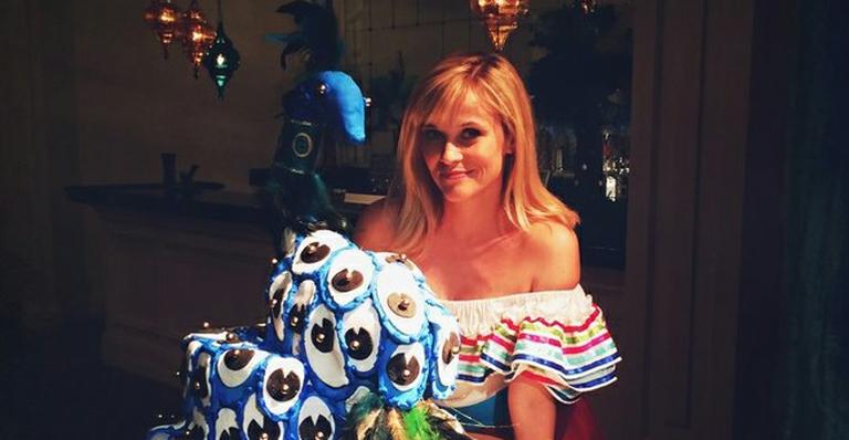 Reese Witherspoon posta foto com bolo em formato de pavão em site