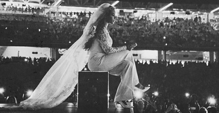 Beyoncé usa look de noiva assinado por Elie Saab em show da turnê ‘On The Run’