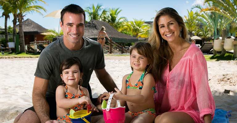 Patrícia Maldonado e o marido curtem as filhas, Nina e Maitê, em Goiás