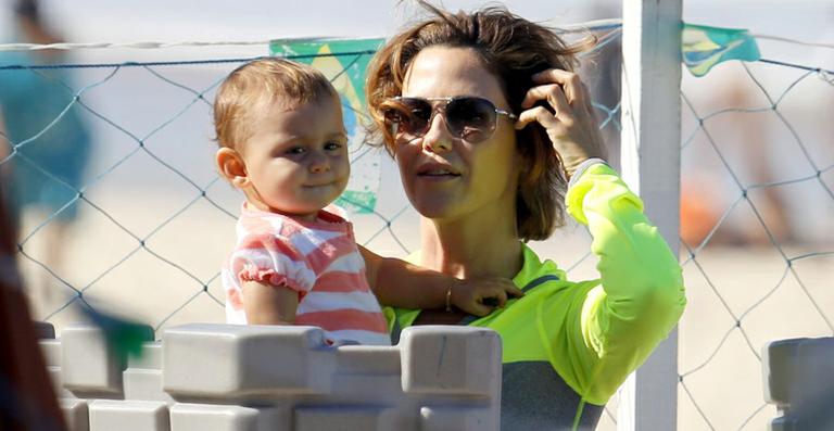 Guilhermina Guinle brinca com a filha, Minna, em praia no Rio