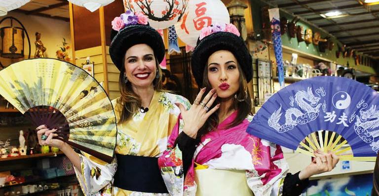Sabrina Sato e Luciana Gimenez gravam na Liberdade com acessórios típicos