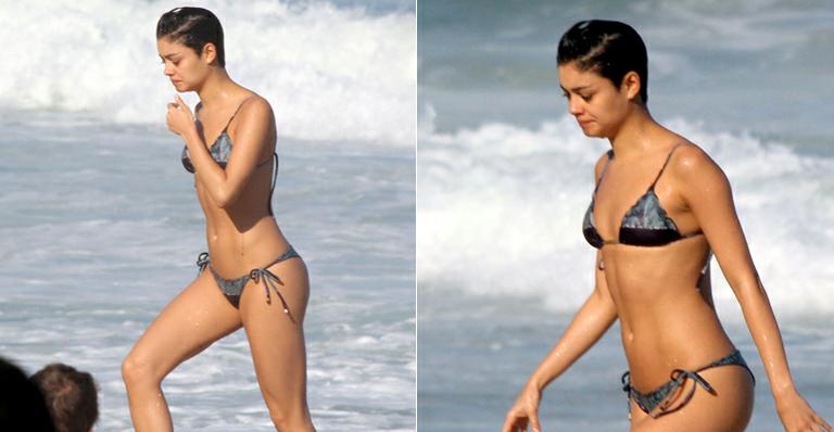 Sophie Charlotte mostra a boa forma em dia na praia