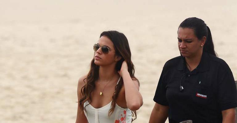 Bruna Marquezine grava Em Família, que está na reta final, na praia do Recreio, no Rio