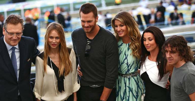 Gisele Bündchen e Tom Brady demonstram carinho um pelo outro, no Rio de Janeiro