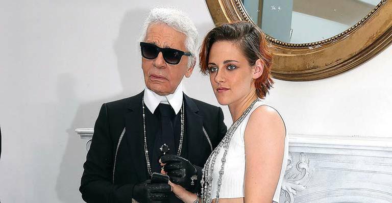 Kristen Stewart mostra estilo em desfile da Chanel e elogia Karl Lagerfeld