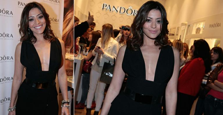 Carol Castro abusa do decote em vestido preto