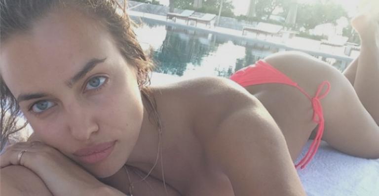 Irina Shayk faz selfie de biquíni e recebe elogios: ‘Cristiano Ronaldo é sortudo’
