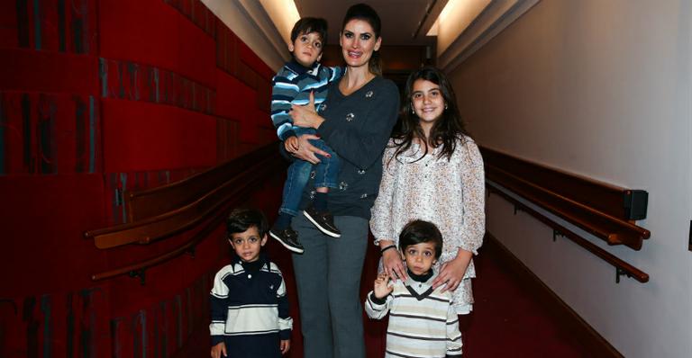 Isabella Fiorentino leva seus trigêmeos ao teatro