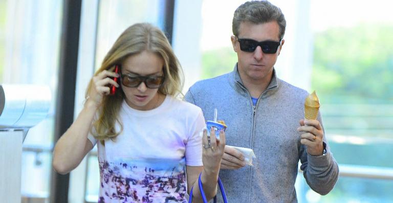 Angélica e Luciano Huck curtem passeio de casal em shopping no Rio de Janeiro