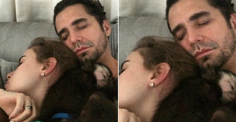 Latino publica foto “dormindo” com sua mulher e seu macaco: “Bons de sofá”