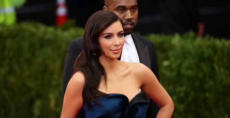 Kim Kardashian mostra foto de topless em dia de sol
