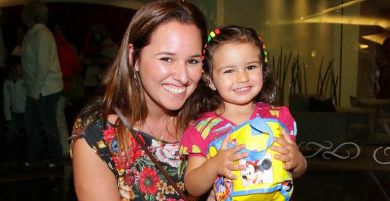 Filha de Mariana Belém esbanja sorrisos em dia de espetáculo infantil