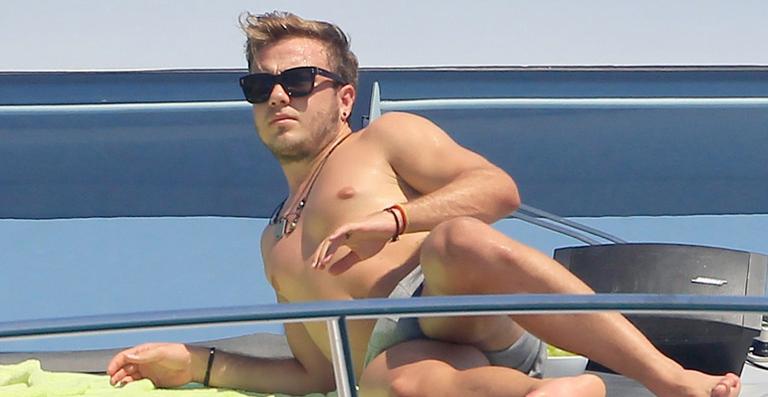 Alemão Mario Götze descansa após vitória na Copa do Mundo e deixa bumbum à mostra