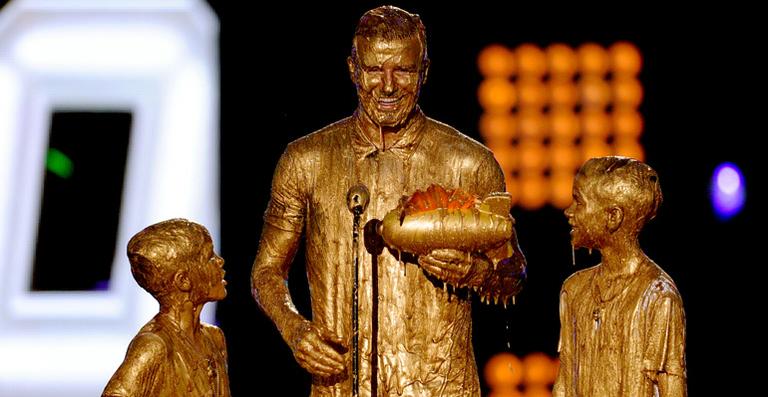David Beckham e os filhos são cobertos de ‘ouro’ em prêmio