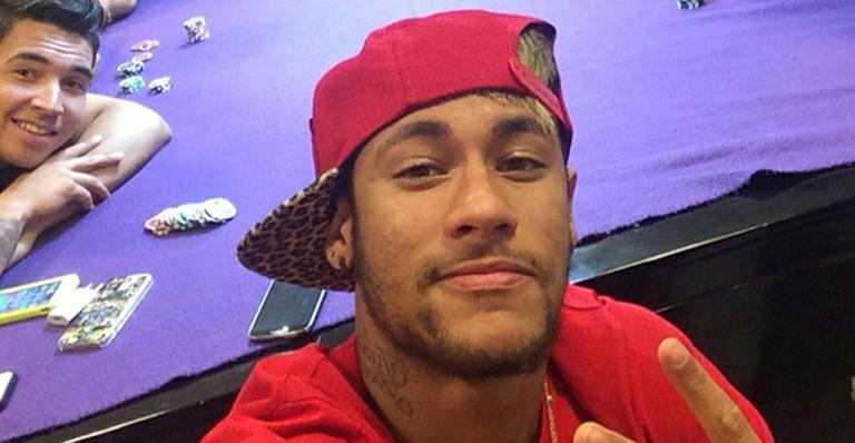 Em recuperação, Neymar curte folga ao lado dos ‘parças’ jogando pôquer