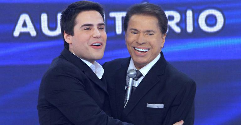 “Ele não parece o menino de ouro, parece o menino de gesso”, brinca Silvio Santos com Luiz Bacci