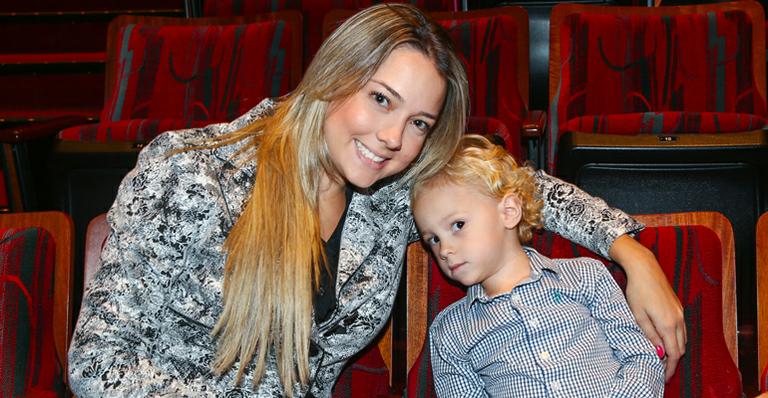 Carol Dantas leva Davi Lucca a espetáculo infantil