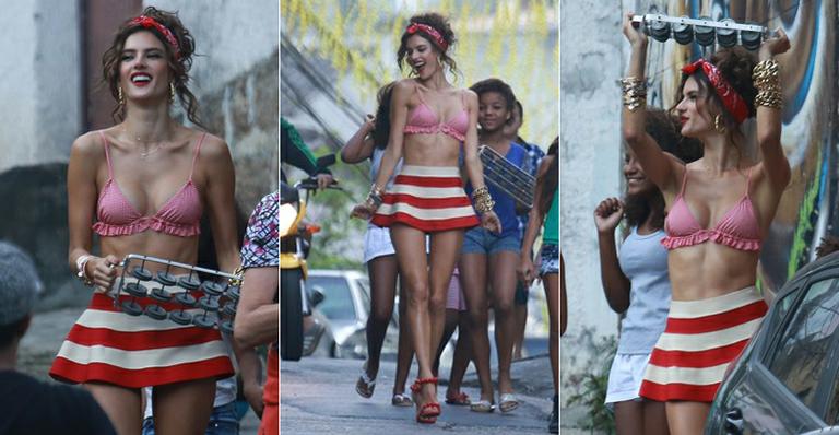 Alessandra Ambrosio faz ensaio sensual no morro do Vidigal