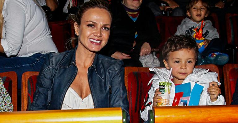 Sorridente, Eliana curte noite no teatro com o filho, Arthur