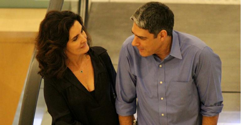 William Bonner e Fátima Bernardes namoram em shopping no Rio de Janeiro