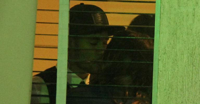 Neymar e Bruna Marquezine trocam beijos quentes durante festa