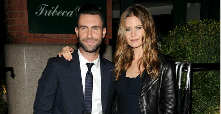 Adam Levine mostra a primeira foto com a mulher após o casamento