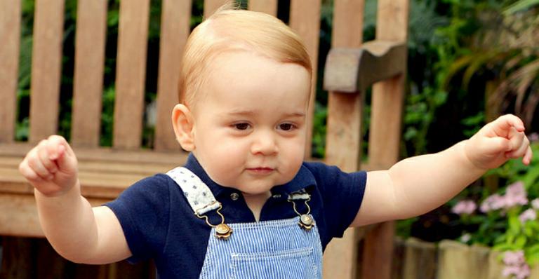 Prestes a completar 1 ano, príncipe George dá os primeiros passos
