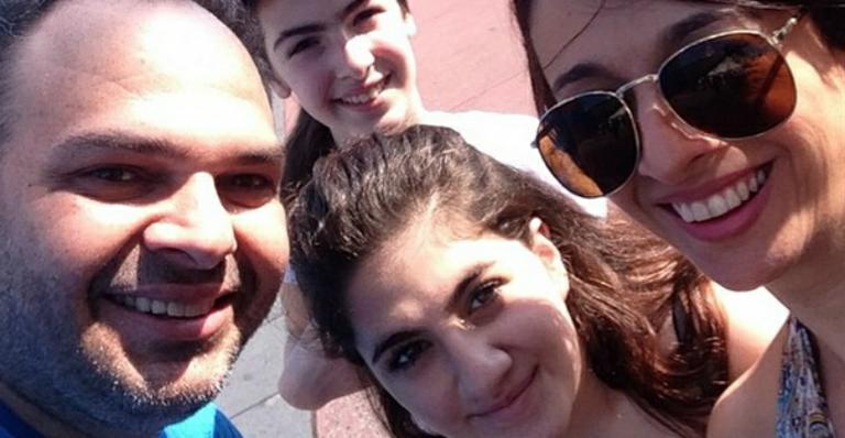 Cátia Fonseca se diverte na Disney ao lado do namorado e da enteada