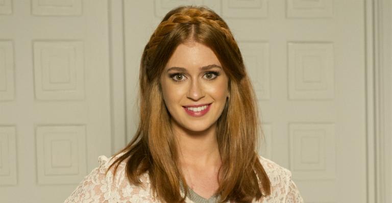 Marina Ruy Barbosa brinca com erro de grafia em seu nome na abertura de Império
