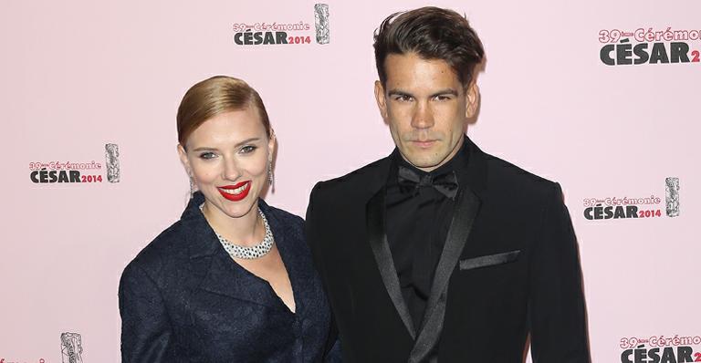 Grávida de nove meses, Scarlett Johansson se casará em agosto