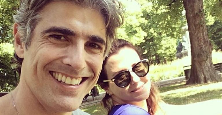 Reynaldo Gianecchini curte férias na Suécia com atriz de Em Família